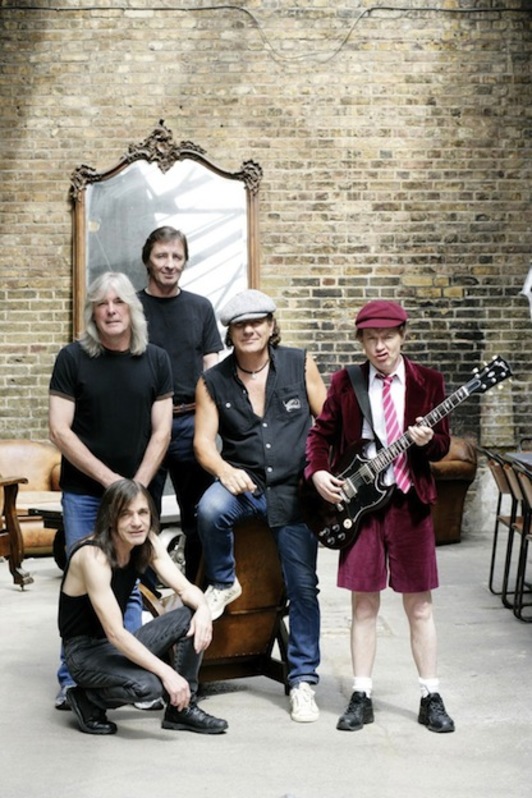 Imagen reciente de AC/DC, con Malcolm Young agachado.