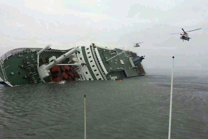 El barco que transportaba a los estudiantes, volcado. (AFP PHOTO)
