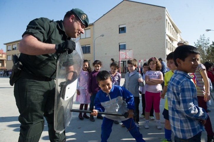 Un alumno «golpea» con la porra el escudo de un guardia civil. (Jagoba MANTEROLA/ARGAZKI PRESS)