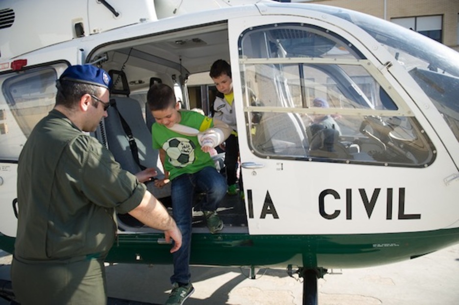 Los alumnos han podido subir al helicóptero del Instituto Armado. (Jagoba MANTEROLA/ARGAZKI PRESS)