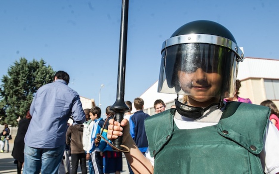 Un alumno, ataviado con material antidisturbios. (Jagoba MANTEROLA/ARGAZKI PRESS)