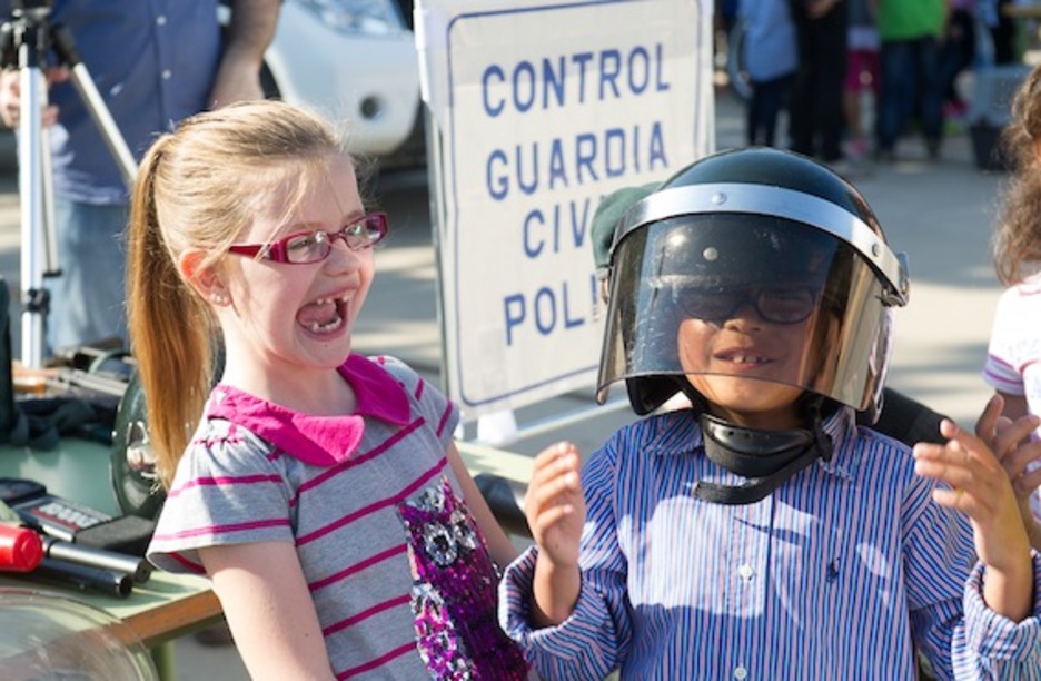 Un alumno del centro, con un casco de la Guardia Civil. (Jagoba MANTEROLA/ARGAZKI PRESS)