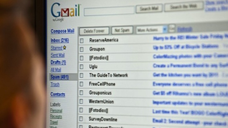 Un usuario hace uso del servicio de Gmail. (Nicholas KAMM/AFP PHOTO)