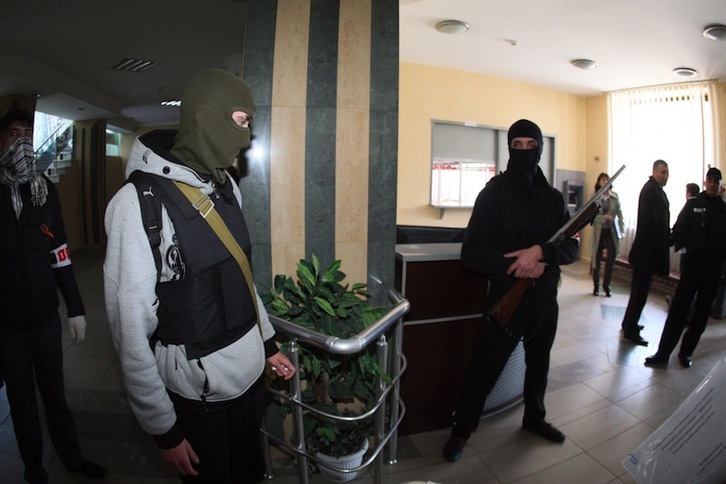 Activistas prorrusos en el interior del Ayuntamiento. (Alexander KHUDOTEPLY/AFP)