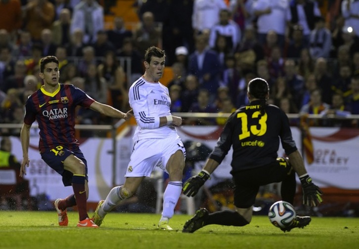 Bale bate a Pinto tras dejar atrás a Bartra. (Dani POZO / AFP PHOTO)