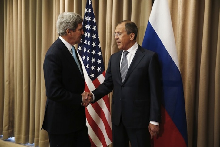 Saludo entre John Kerry y Serguéi Lavrov. (Jim BOURG / AFP PHOTO) 