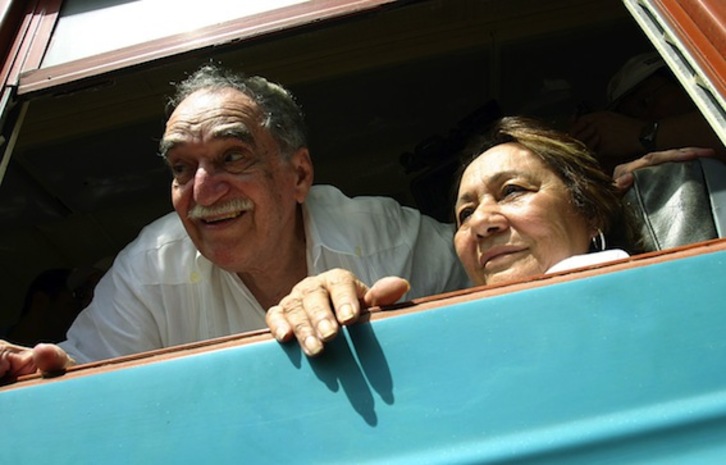 Gabriel García Márquez, junto a su esposa, Mercedes Barcha. (Alejandra VEGA/AFP PHOTO)