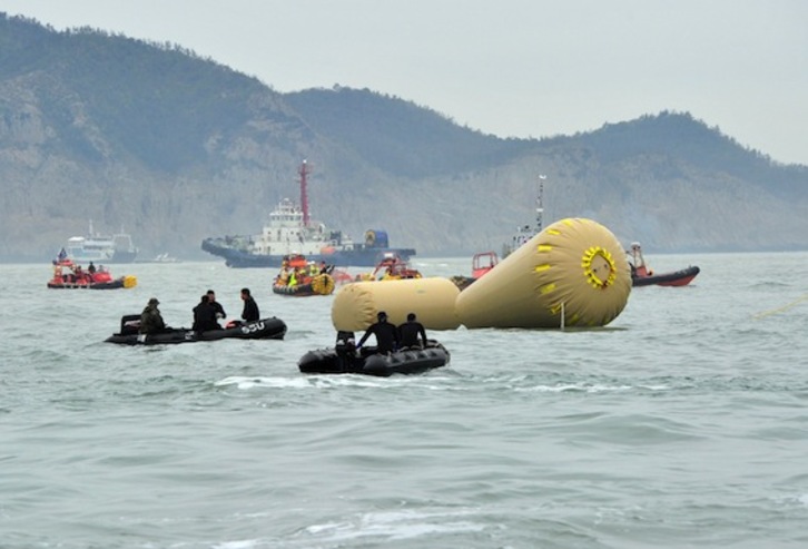 Equipos de rescate trabajando en el lugar del naufragio. (Jung YEON-JE/AFP PHOTO)