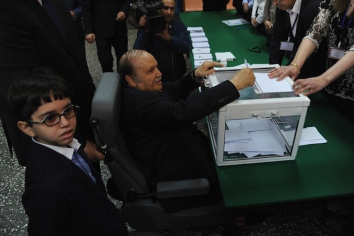 El mandatario tunecino, Abdelaziz Bouteflika, cuando acudió a dar su voto. (Farouk BATICHE/AFP PHOTO)