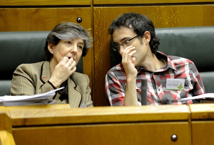 Mintegi junto con Julen Arzuaga en el Parlamento de Gasteiz. (Juanan RUIZ / ARGAZKI PRESS)