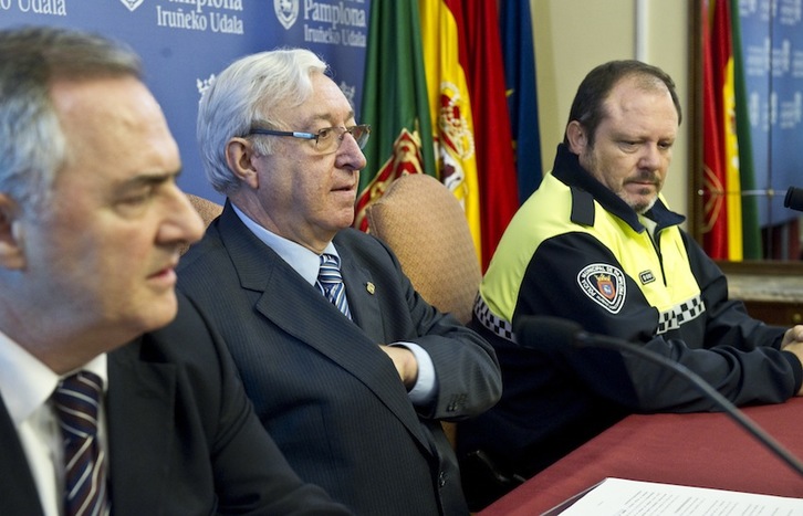 Ignacio Polo, en el centro, junto a Alberto Maragallo y Simón Santamaría, durante la presentación de la web de la Policía Municipal. (Jagoba MANTEROLA/ARGAZKI PRESS)