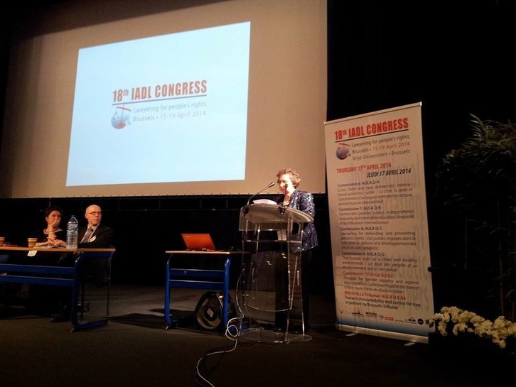 Apertura del Congreso por la presidenta de la IADL, Jeanne Mirer. (IADL)