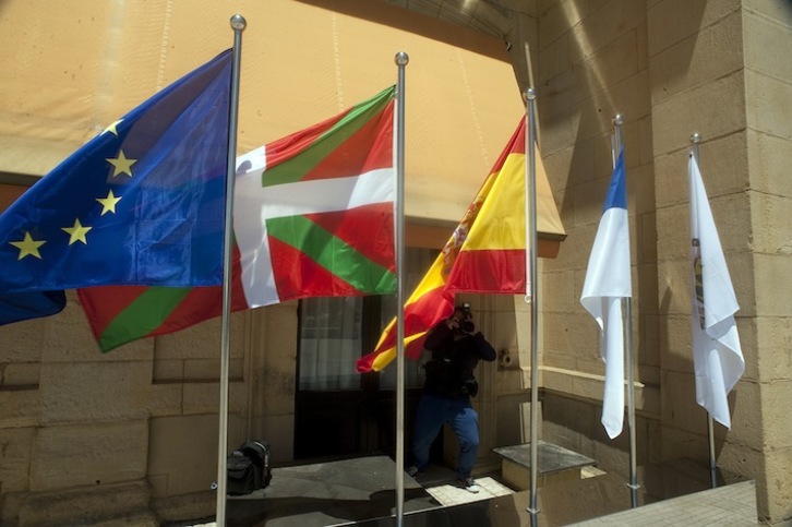 Donostiako Udaletxeko terrazatik ostu zituzten ikurrina eta Gipuzkoako bandera. (Juan Carlos RUIZ/ARGAZKI PRESS)