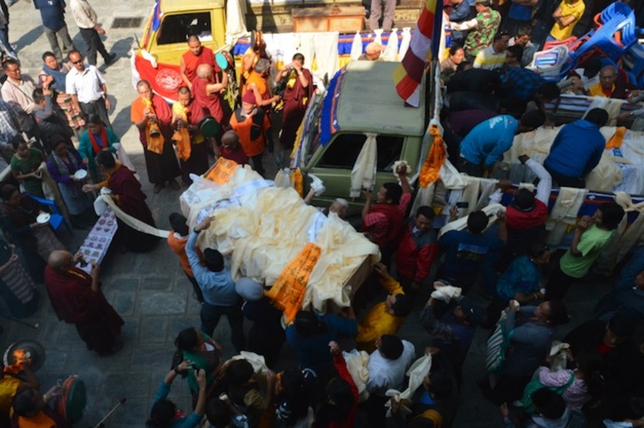 Familiares de uno de los sherpas fallecidos transportan sus restos mortales a la ceremonia en la que han sido honrados. (Prakash MATHEMA/AFP)