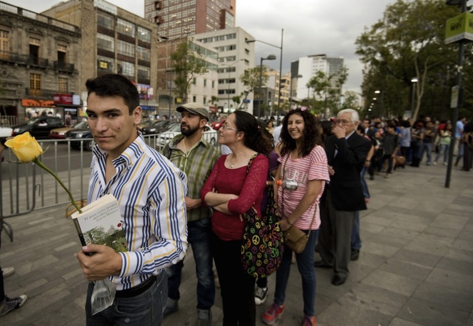 Ilara luzeak osatu dira Mexikon Garcia Marquez agurtzeko. (Alfredo ESTRELLA / AFP)