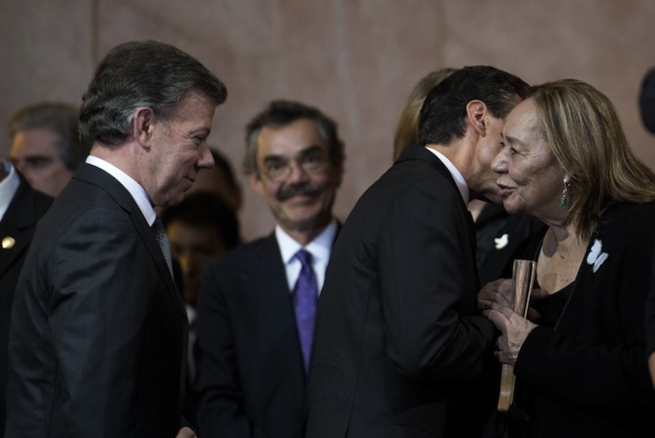 Santos eta Peña Nieto alarguna agurtzen. (Yuri CORTEZ / AFP)