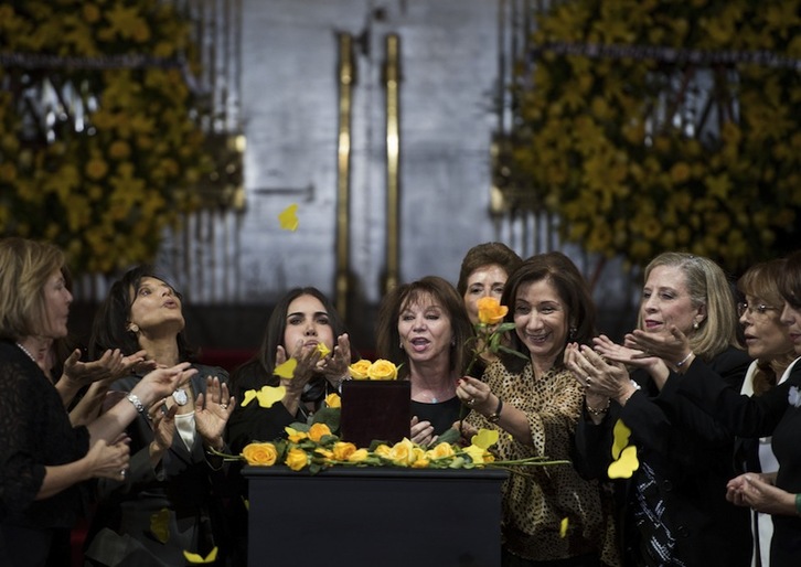 El homenaje ha tenido varios momentos emotivos, como este en el que este grupo de mujeres ha cantado a ‘Gabo’ (Ronaldo SCHEMIDT / AFP)