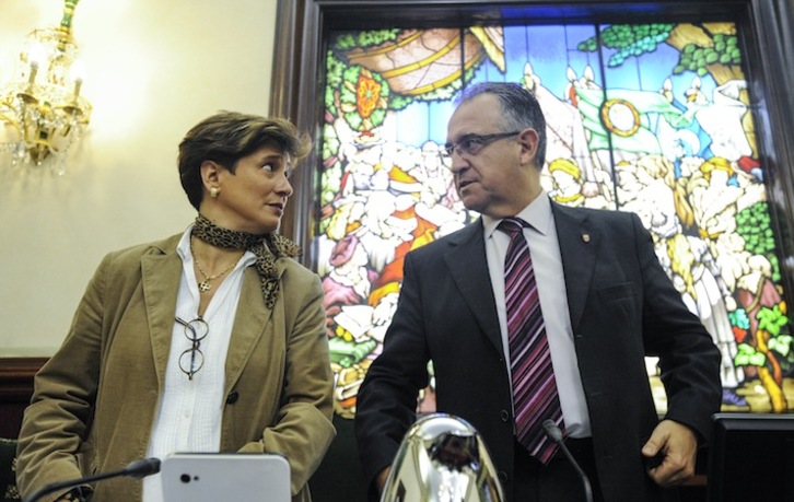 Ana Elizalde junto a Enrique Maya, en un pleno del Ayuntamiento. (Jagoba MANTEROLA/ARGAZKI PRESS)