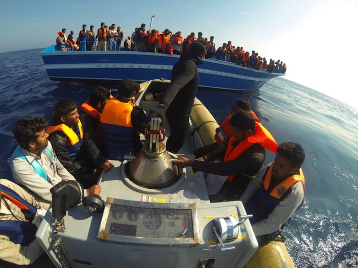 Inmigrantes son trasladados en un bote tras ser rescatados en las costas sicilianas el pasado 9 de abril. (AFP)