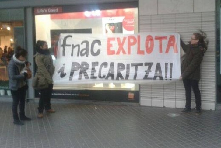 Protesta ante la tienda de FNAC en plaza Catalunya (CGT)