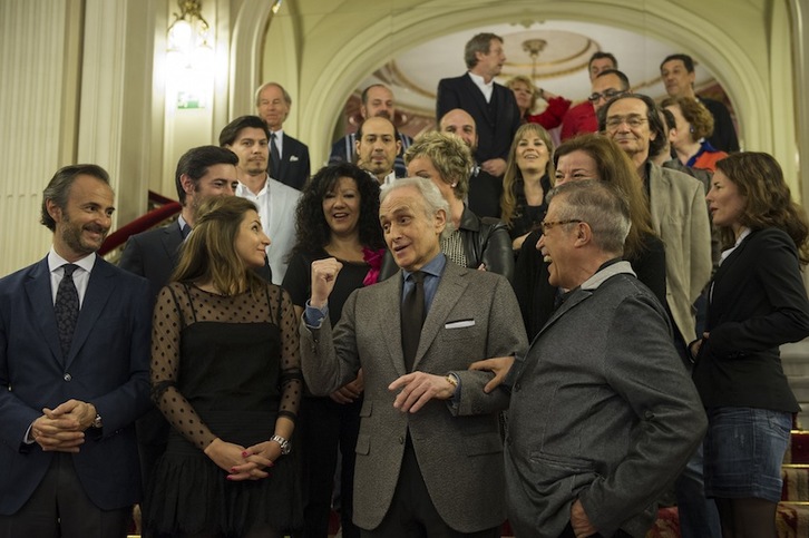Josep Carreras, en el centro, durante la presentación de la obra en el Arriaga. (Monika DEL VALLE/ARGAZKI PRESS)