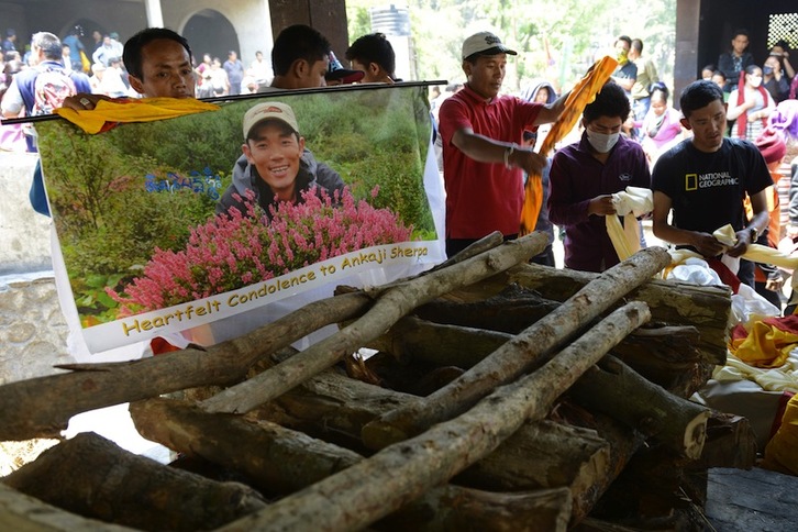 Allegados preparan el funeral de uno de los sherpas muertos el viernes. (PRAKASH MATHEMA / AFP)
