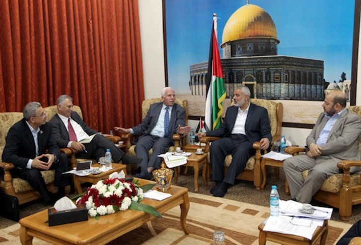 El diputado de Hamas Musa Abu Marzuk; el primer ministro de Gaza, Ismail Haniye; el jefe de la delegación de la OLP, Azzam al-Ahmad; el secretario general de la OLP, Counc Bassam al Salhiy; y el legislador palestino Mustafa Barghouti. (Ahmed SHAAT/AFP)