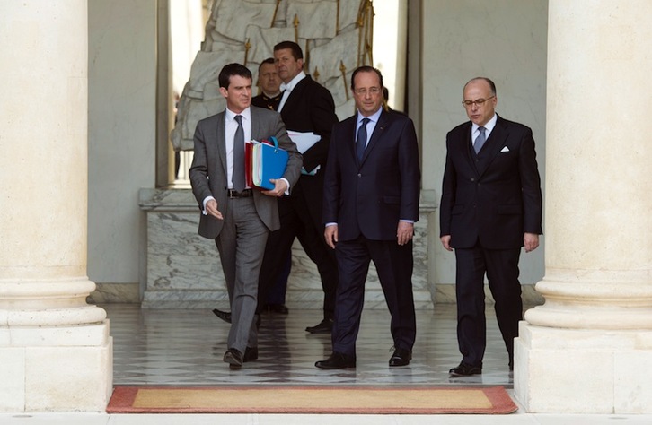 Valls, Hollande y Bernard Cazeneuve (Interior) salen de la reunión del Consejo de Ministros. (Alain JOCARD/AFP)