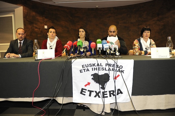 Los familiares y el abogado de Zulueta y Enparantza han comparecido junto a miembros de Etxerat. (ARGAZKI PRESS)