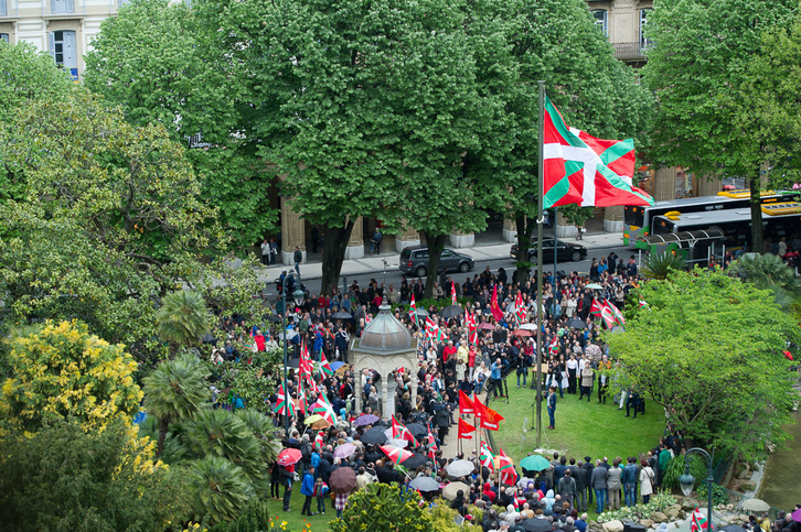 La ikurriña fue izada en la Plaza Gipuzkoa el 26 de abril. (Gorka RUBIO / ARGAZKI PRESS)