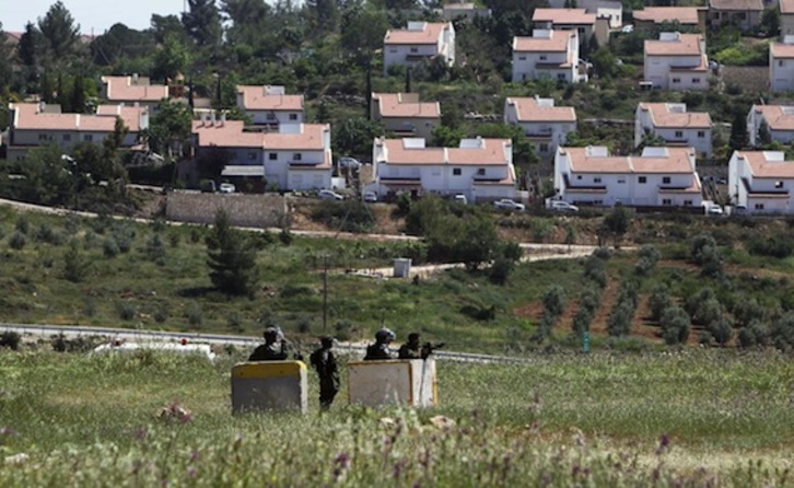 Soldados israelíes toman posiciones con motivo de una manifestación contra los asentamientos. (Abbas MOMANI/AFP PHOTO)