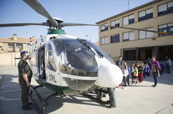 Helicóptero de la Guardia Civil en el patio del colegio de Cintruénigo. (Jagoba MANTEROLA / ARGAZKI PRESS)