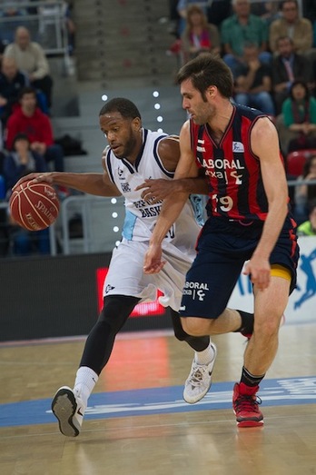 Un lance del encuentro entre el Baskonia y el Gipuzkoa Basket. (Raul BOGAJO/ARGAZKI PRESS)