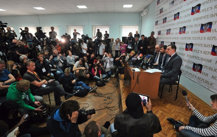 Miembros de la Comisión Electoral del Consejo de la República Popular de Donetsk informan de los resultados del referéndum. (Genya SAVILOV/AFP)  