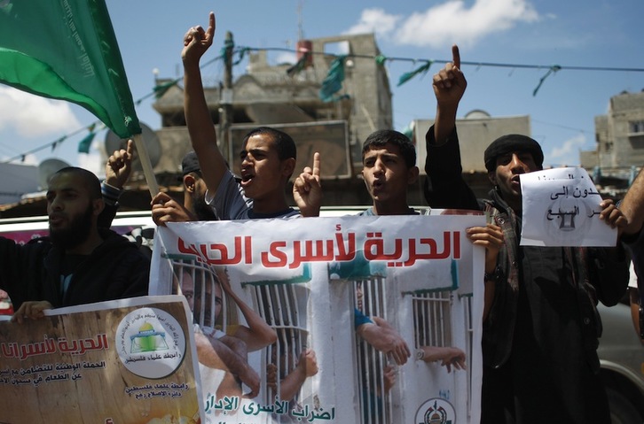 Un grupo de palestinos reclama en Gaza la libertad de los presos detenidos por Israel en Gaza. (Said KHATIB/AFP) 