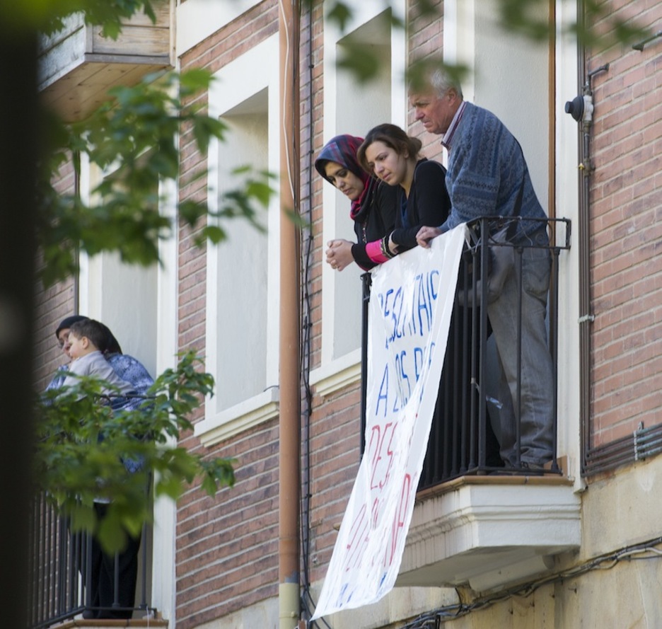 Una de las familias aguarda en el balcón antes del desahucio. (Marisol RAMIREZ/ARGAZKI PRESS)