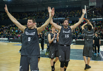 Los aficionados del Bilbao Basket han ofrecido una cerrada ovación al equipo al final del partido. (Monika DEL VALLE/ARGAZKI PRESS)