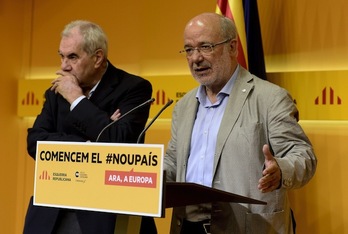 Los dos candidatos de ERC, Josep Maria Terricabras (d) y Ernest Maragall (i), este mediodía en la sede republicana. (Josep LAGO/AFP)