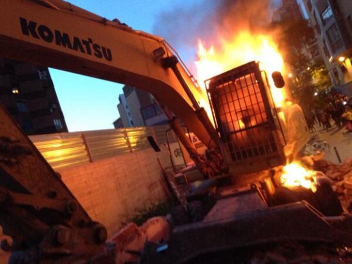 Arde la excavadora situada junto al edificio Can Vies. (@contrainfo)