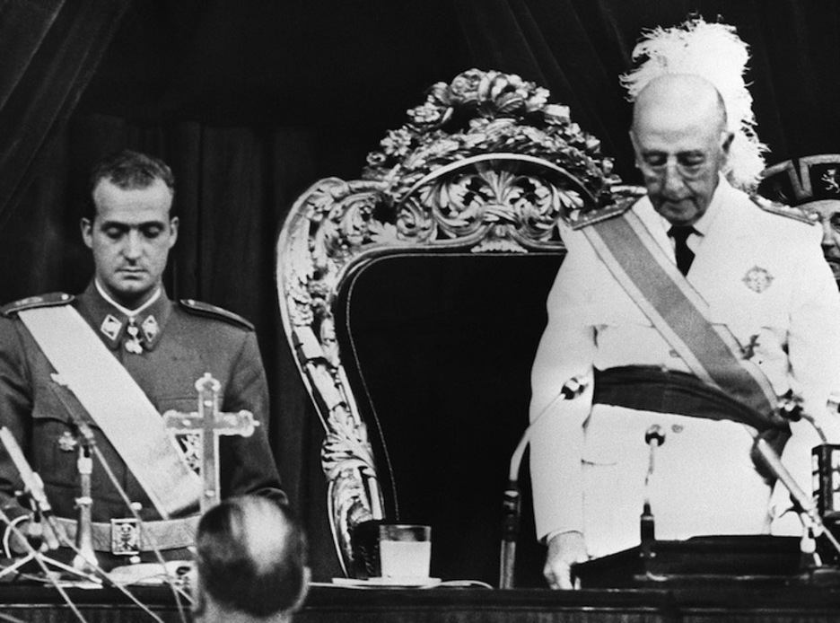 Juan Carlos de Borbón junto a Franco, el día que fue proclamado sucesor del dictador, el 22 de julio de 1969. (AFP)