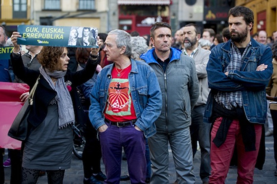 Representantes de LAB, Amaiur y EH Bildu, en la concentración de Iruñea. (Iñigo URIZ/ARGAZKI PRESS)