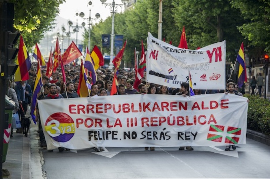 Manifestación de colectivos republicanos por las calles de Donostia. (Gorka RUBIO/ARGAZKI PRESS)