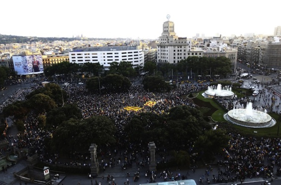 Miles de personas se han dado cita en la plaza Catalunya de Barcelona. (Quique GARCÍA/AFP PHOTO)