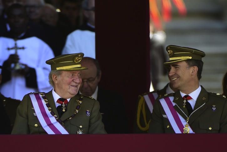 Juan Carlos de Borbón y su hijo Felipe han presidido una ceremonia militar. (Pierre-Philippe MARCOU / AFP PHOTO)