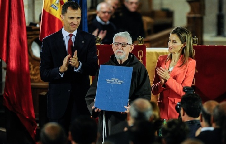 Los futuros reyes españoles han entregado el premio Príncipe de Viana a Tarsicio de Azcona. (Jagoba MANTEROLA / ARGAZKI PRESS)