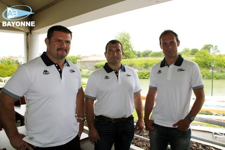 El entrenador Noriega (izquierda) y sus ayudantes Gonzalez y Morlaes. (www.abrugby.fr) 