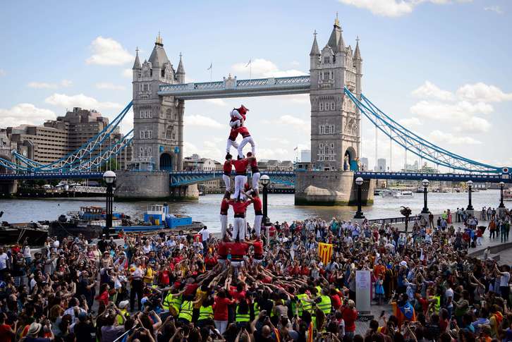 «Castells» realizada en Londres frente a Tower Bridge. (Leon NEAL / AFP)