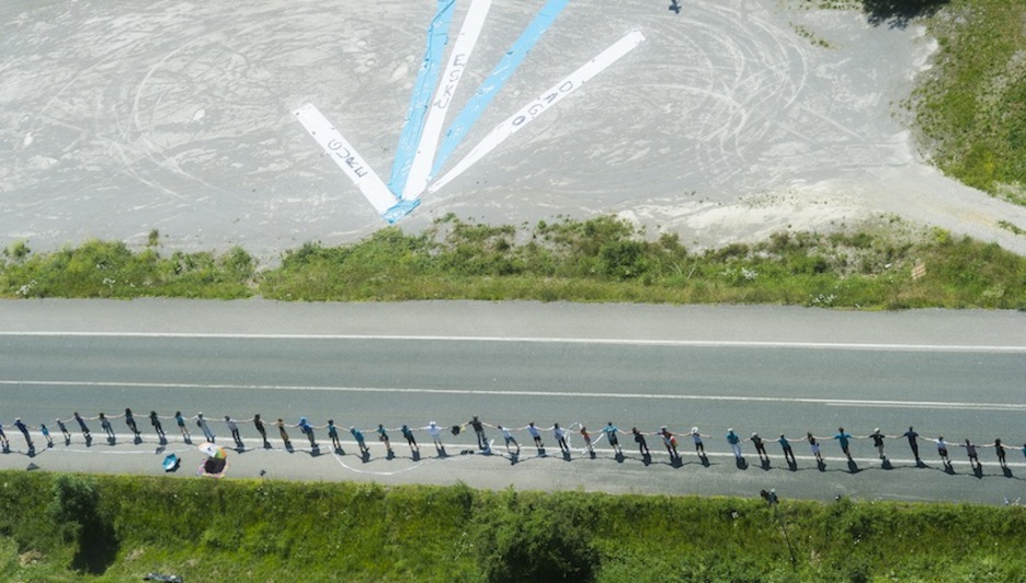 La cadena humana a su paso por Lakuntza, vista desde un helicóptero. (Luis JAUREGIALTZO/ARGAZKI PRESS)