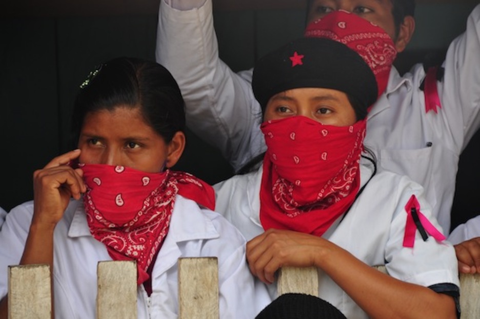 Promotoras de salud zapatistas, con un lazo negro en el brazo. (Oskar HERNANDO)