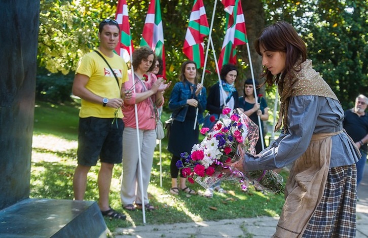 Un momento del homenaje en el Parque Doña Casilda. (Luis JAUREGIALTZO/ARGAZKI PRESS)